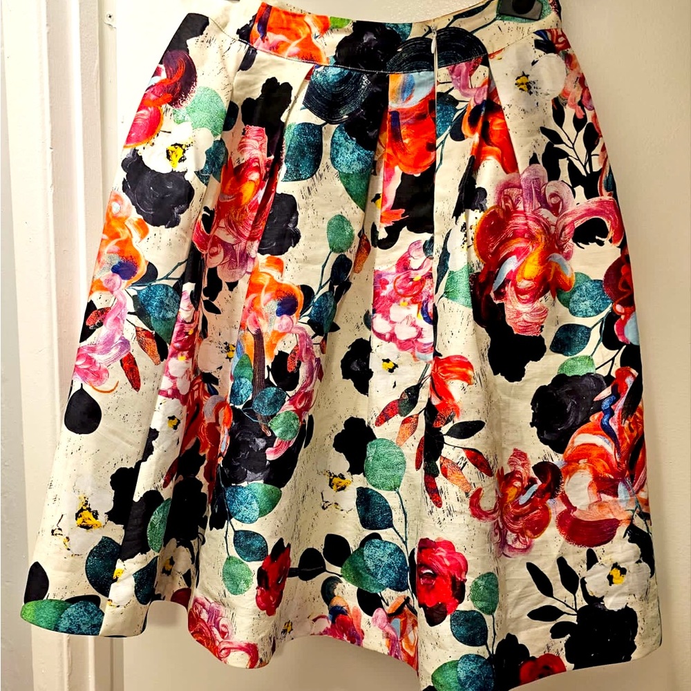 Floral skirt with pockets! Fully lined, Worn twice